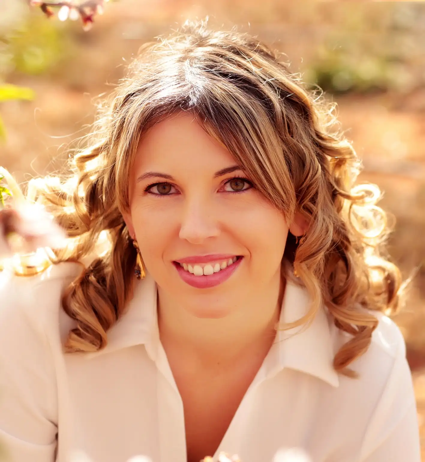 Foto de una chica rubia muy guapa acostada