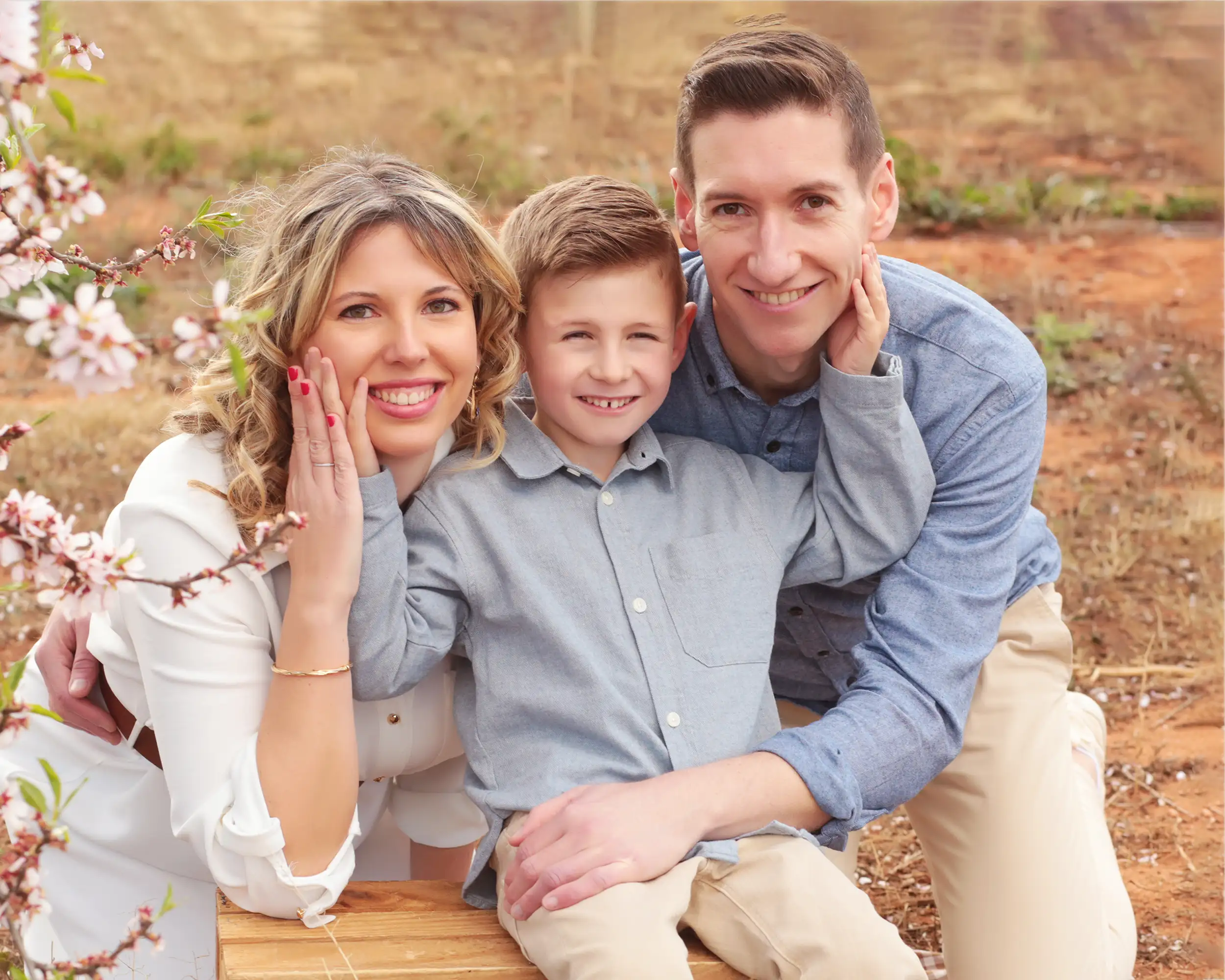 Foto de una familia feliz en el campo